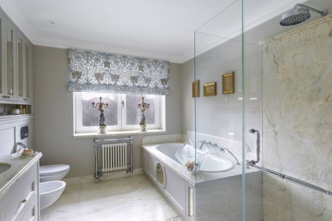 szara łazienka z marmurem