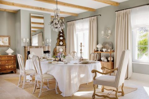 Ten dom urządzony w stylu prowansalskim to dużo lnów, przecieranek i porcelanowych kolekcji. Antyki w