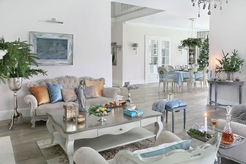 Stylowy dom w stylowej świątecznej aranżacji. Dominują modne srebro, złoto i błękity.