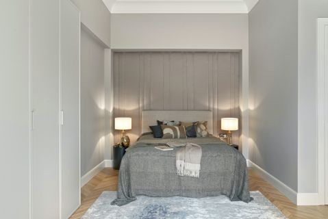 szara sypialnia w stylu modernistycznym