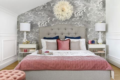 szara sypialnia z różowymi dodatkami