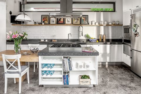 Szarość, biel, na podłodze beton. Nowoczesny okap na kuchenką.