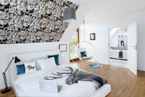 Tapeta z Bogartmem i Clarkiem Gable em i jest o kim śnić. Do kompletu fotel bubble i pościel w renifery marki By Nord.