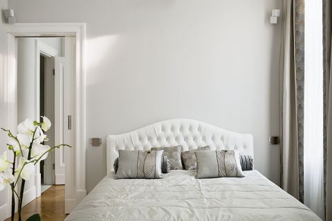 To nie tylko sypialnia, ale też prywatne kino z dużym ekranem. W domu nie ma telewizora.