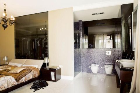 Toaleta miała być oddzielona od sypialni ścianą z matowego szkła. Pospieszna przeprowadzka, małe dziecko i...