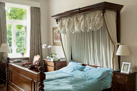 Typowo angielskie mahoniowe łóżko kolonialn z XIX wieku.