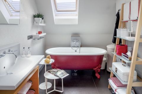 Umywalkę i półkę-drabinę zaprojektował Philippe Starck dla Villeroy Boch.