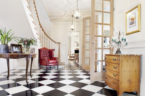 W całym domu przeplatają się styl pałacowy z rustykalnym.