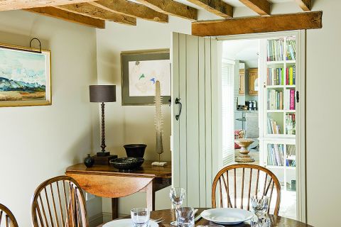 W całym domu sufit podtrzymują drewniane belki.