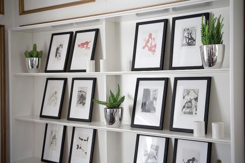 W domu na ścianach jest dużo grafik, malarstwa, rysunków.