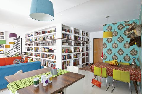 W mieszkaniu Michała Nogasia najbardziej oprócz kolorów, rzucają się książki... w kolorowych okładkach.