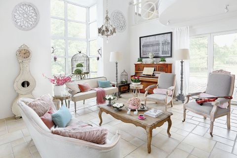 W salonie wisi żyrandol - klasyczna francuska gruszka z listeczkami, w ulubionym stylu prowansalskim.