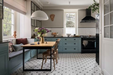 niebieska kuchnia w domu jednorodzinnym