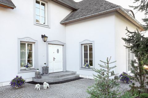 Wejście do domu. Romantyczna willa w Krakowie