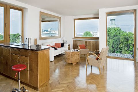 Widok jest tu wyjątkowy: na ogromny, stary park, barokowe kopuły kościołów, szklane szpice biurowców.