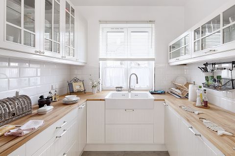 Właścicielka nie lubi zadęcia w aranżacji wnętrz, stąd prosty projekt kuchni i dodatki z duszą.