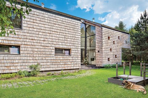 Właścicielka nie myślała o domu ekstrawaganckimm a raczej ciekawym, wyrastającym z mazowieckiej tradycji, ale nowoczesnym.