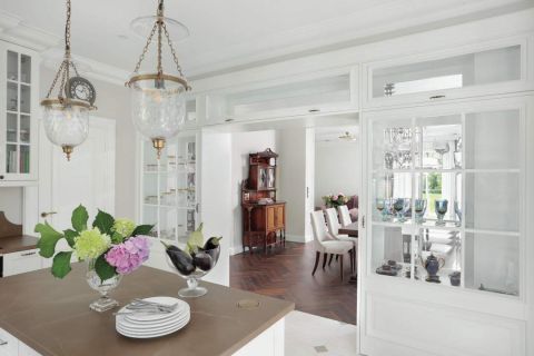 We wnętrzach dominuje tak ceniony teraz modern classic, inspirowany stylem amerykańskich rezydencji. Do tego nuty