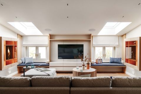 sala gier ze stołem do planszówek i monitorem do PlayStation