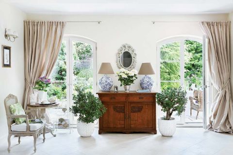 Wnętrze ożywiają soczyste zielone dodatki z HomeSweet Home oraz stare meble.