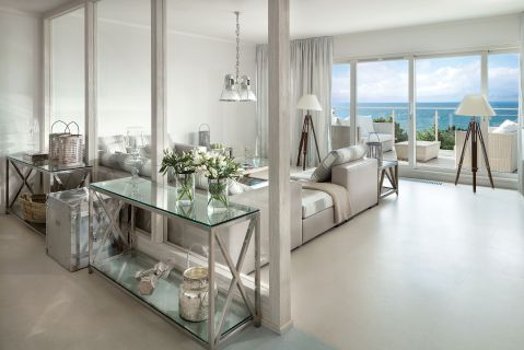 Wszystkie okna w domu są rozsuwane, a ściany przejrzyste. Właściciele starali się nie przesłaniać bajkowych