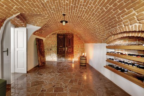 Z długiego korytarza wchodzi się do małych piwniczek, w których mąż pani Agnieszki trzyma ulubione