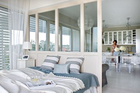 Zamiast grubego muru miedzy salonem a sypialnią stanęła cienka przeszklona ścianka.