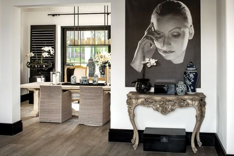 Zdjęcie Grety Garbo nad konsolą Chelini.