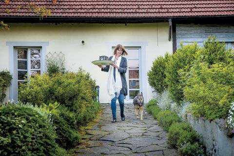 Żeby tu trafić, trzeba przejść przez dom.