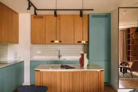 zielona kuchnia z ryflowanym drewnem