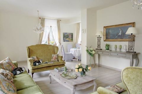 Zielone kanapy, które Agnieszka znalazła w Hiszpanii doskonale pasują do salonu w toskańskim stylu.