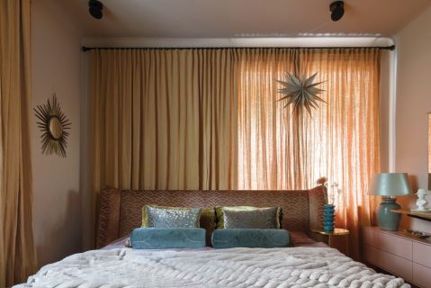 sypialnia w ciepłych kolorach w mieszkaniu
