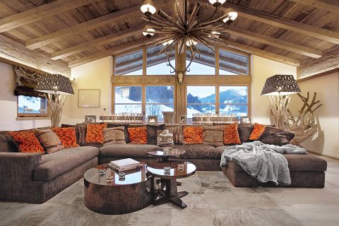 Znak rozpoznawczy: patyki. Zrobione są z nich podstawy lamp, żyrandole, rama lustra w przedpokoju.