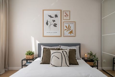 sypialnia w mieszkaniu w bloku