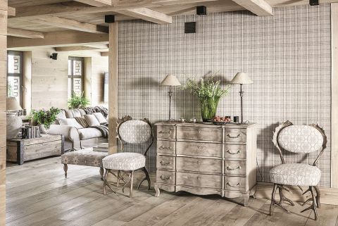 Francuska komoda na tle angielskiej tapety