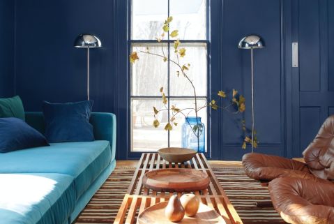 granatowe ściany w salonie