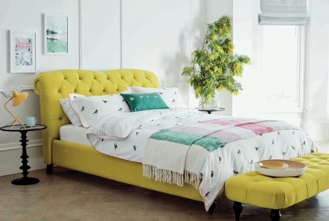 żółte łóżko do sypialni