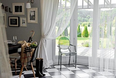 Czarno-biała szachownica i chłodne szarości stylu skandynawskiego - co wynika z takiego połączenia we wnętrzach?