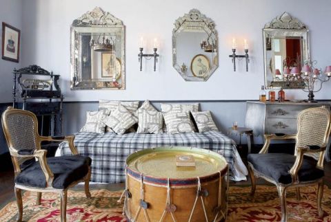 W sypialni Niebieskiej najbardziej oryginalnym meblem jest stolik zrobiony ze starego bębna.