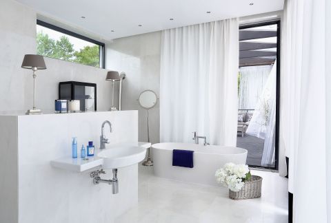 Z sypialni Kasia przechodzi do łazienki i dalej na modrzewiowy taras. Ceramika Villeroy Boch, lampy Flaming Co.,