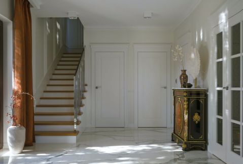 biały hol w stylu klasycznym