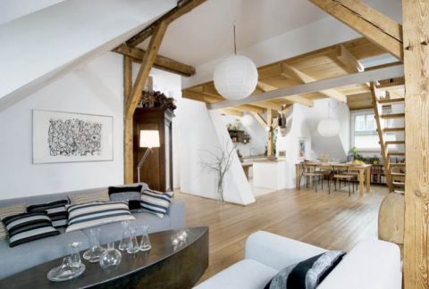 Nad komodą wiszą dwa gwasze autorstwa Jana Młodożeńca.