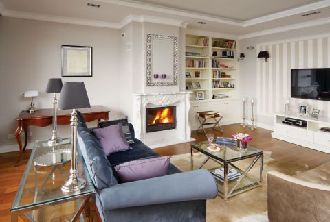 Piękne sztukaterie u sufitu kryją dyskretne oświetlenie.