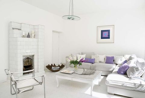 Salon z narożną kanapą.