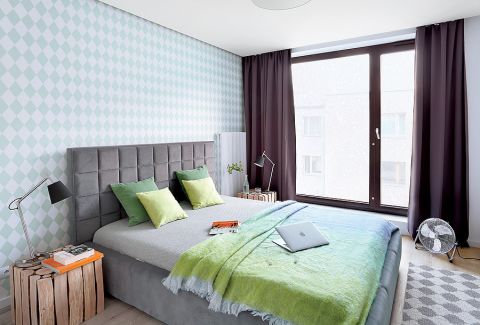 Choć urządzony pod wynajem, nie brakuje w nim niczego. Są nawet doniczki ze świeżymi ziołami.