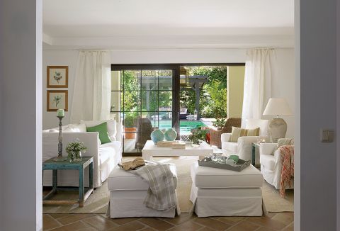 Kanapa ze sklepu Pantay, fotele z IKEA, dywany i pufy ze sklepu Fernando Moreno.