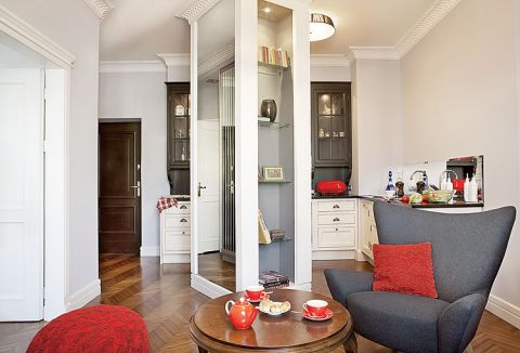 Niespodzianka powojennego budownictwa: słup oddzielający wejście od saloniku stoi na sztorc, jakby porzucony