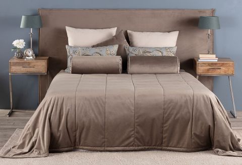 Pikowana narzuta na łóżko i dekoracyjne poduszki, dekoria.pl