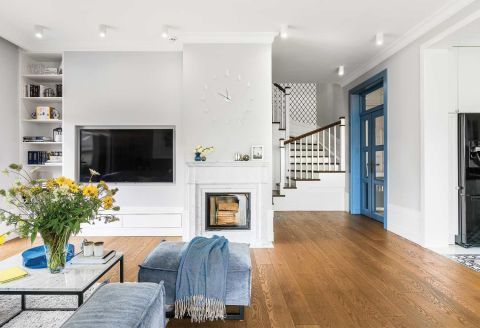 Błękity i cegła na ścianie, czyli wygodna klasyka z nowoczesnością