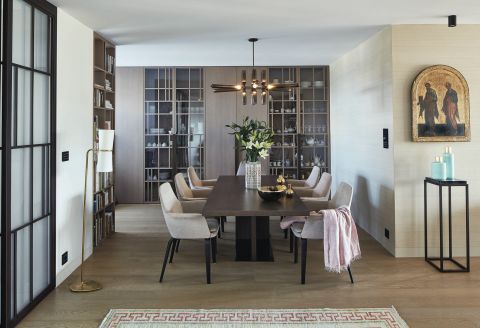 Jak zaprojektować apartament dla ludzi, którzy mieszkają z tysiącami książek, płyt, pamiątek z podróży, nie